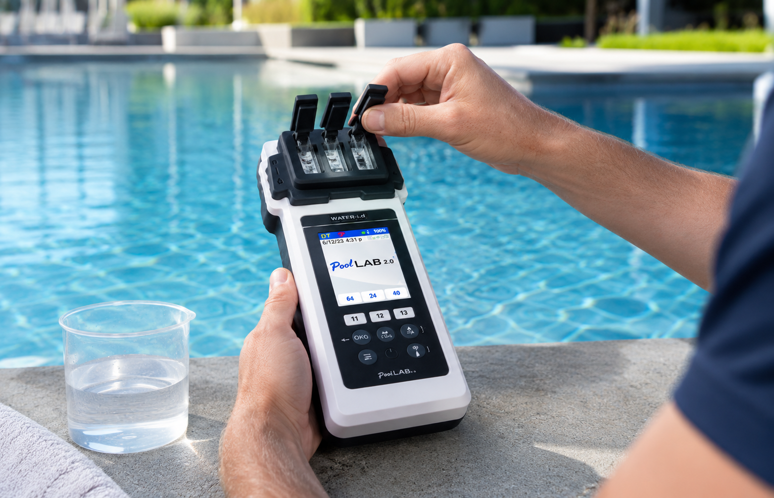 PoolLab 2.0 durante una medición de agua